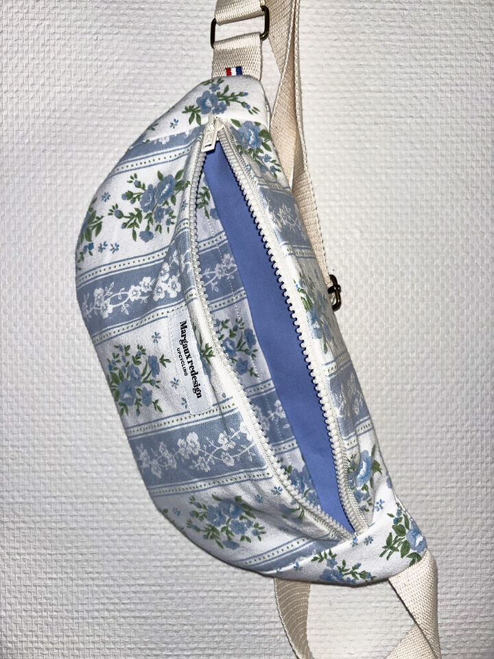 Banane fleurs bleues