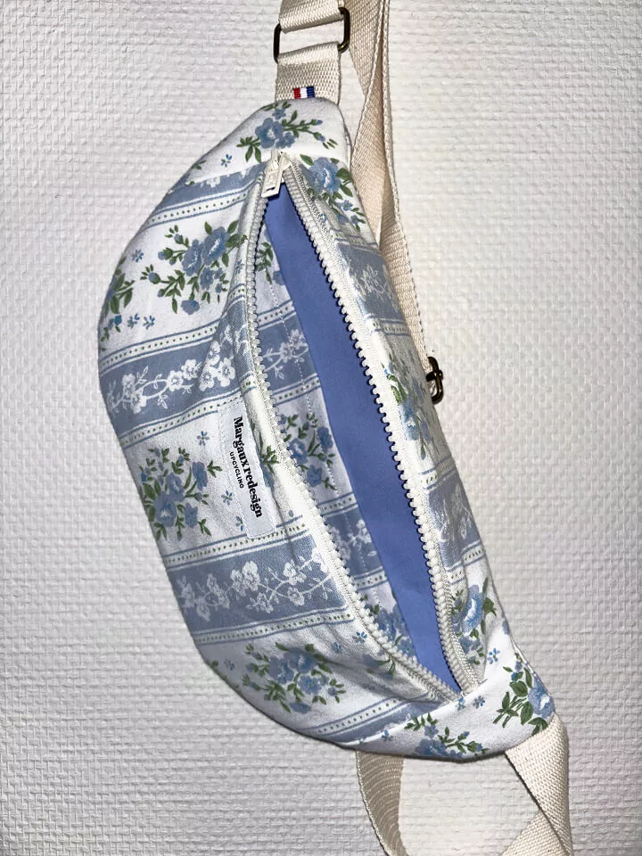 Banane fleurs bleues