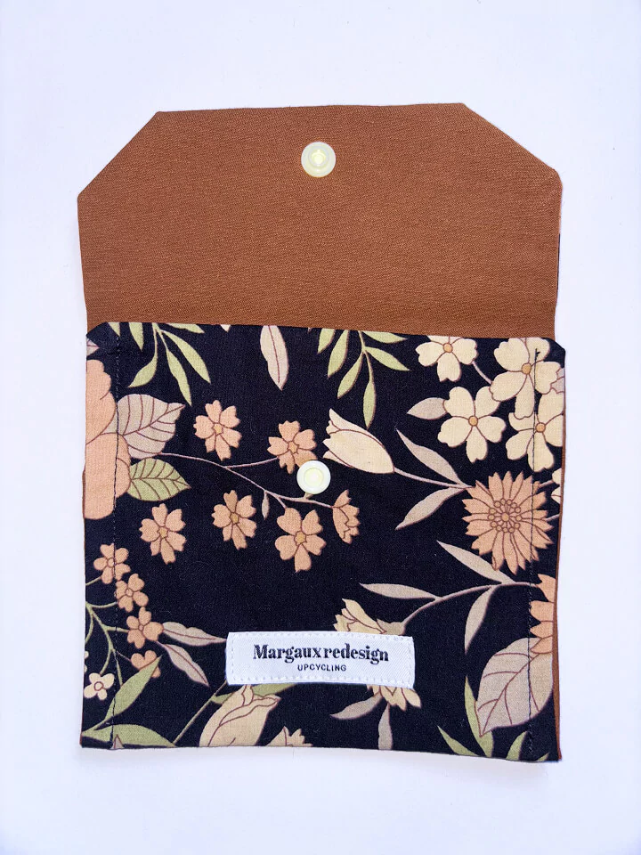 Mini pochette upcyclée fleur noire