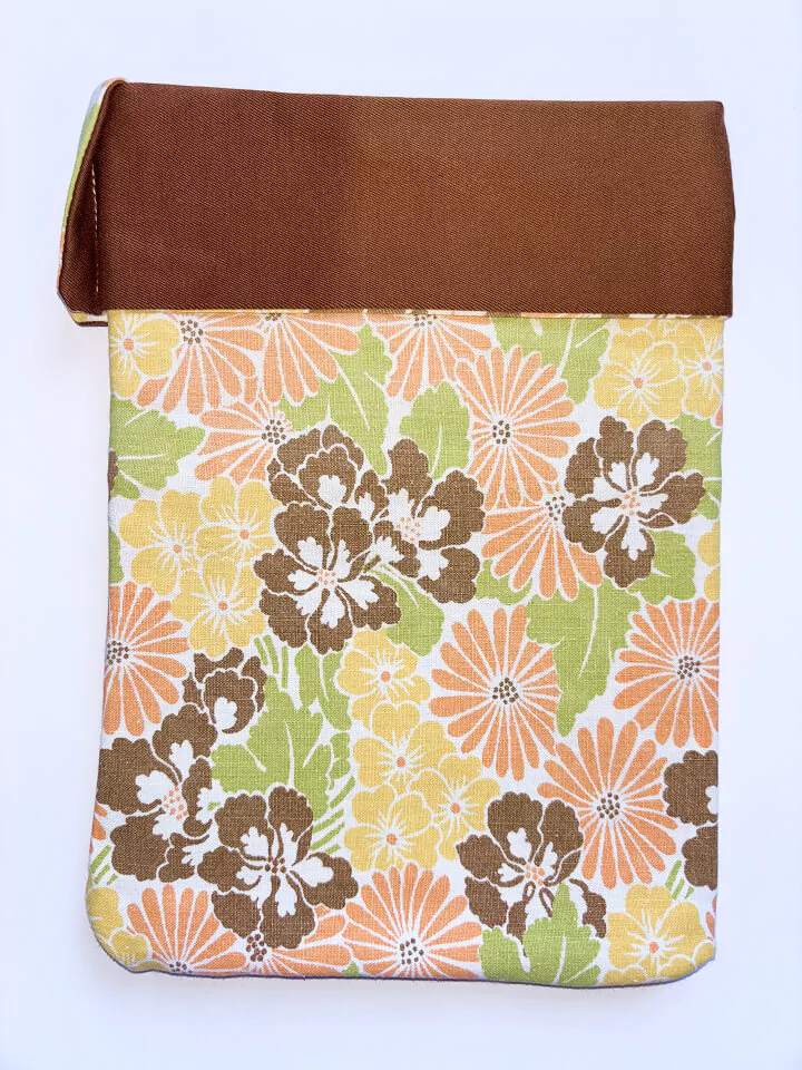 Pochette livre de poche upcylcée fleurs